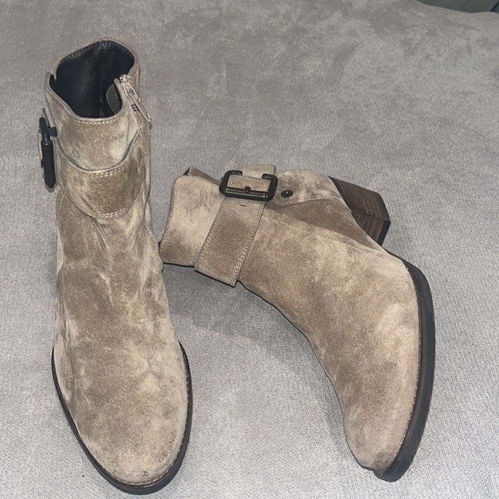 Paul Green tan suede leather approx 1.5”-1.75 heel